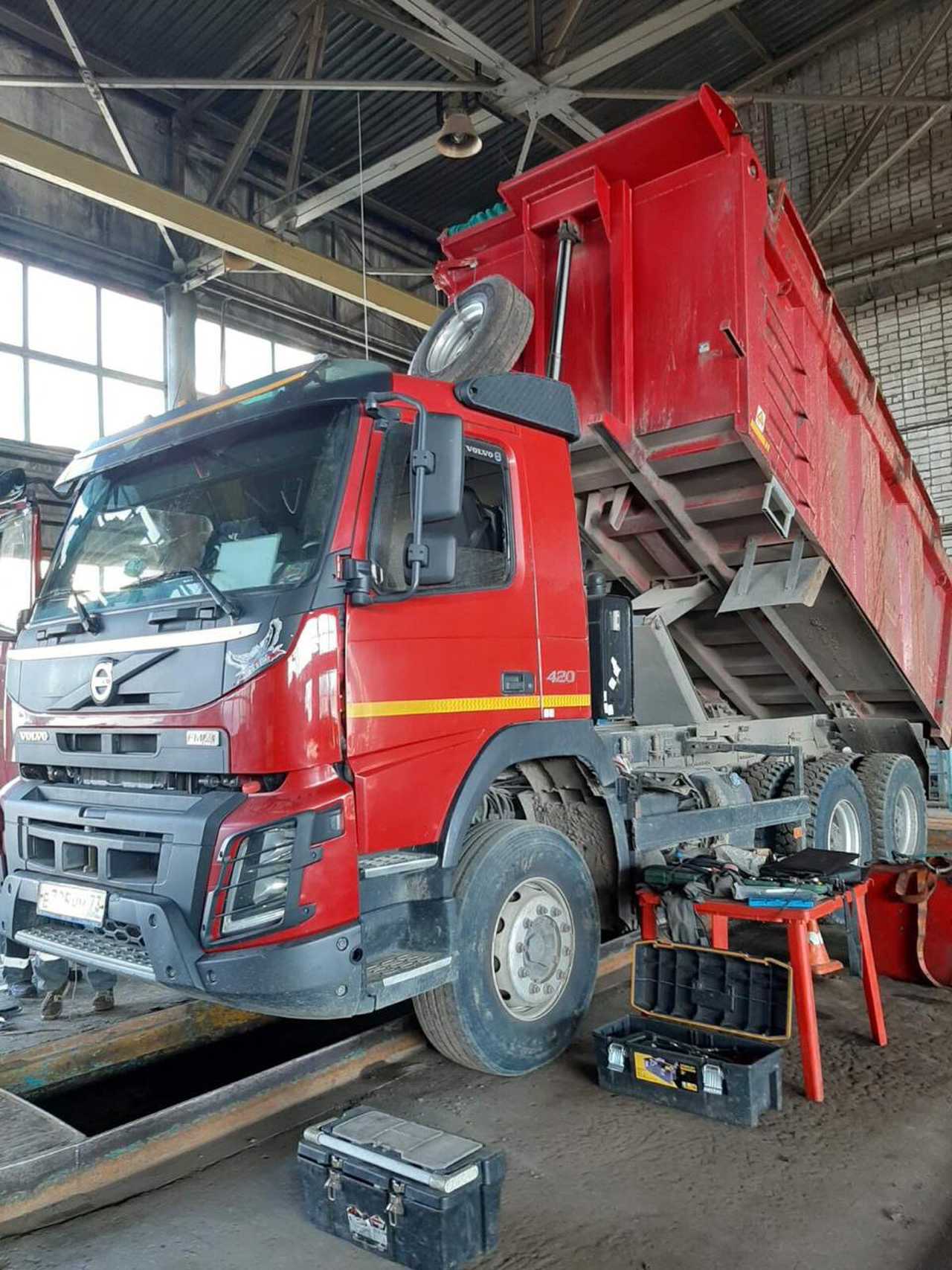 Установка датчика расхода топлива (расходомер) на автомобиль VOLVO FM420. главная картинка